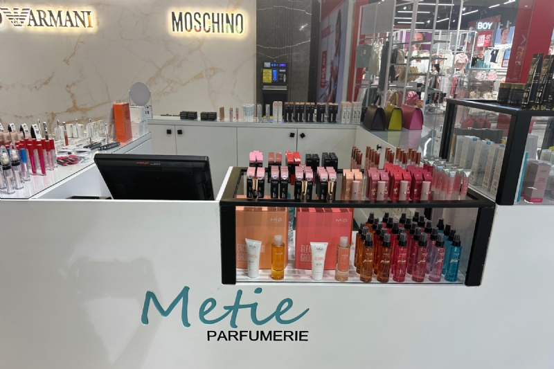 Fondatine afatgjate, puder e lirshme, palete grimi, blush ngjyre vjeshte, pasqyre kompakte, Mia makeup, make-up ditor, teksture velvet, konturim i plote, ndriçues i lehte, grim natyral, Metie Parfumerie.